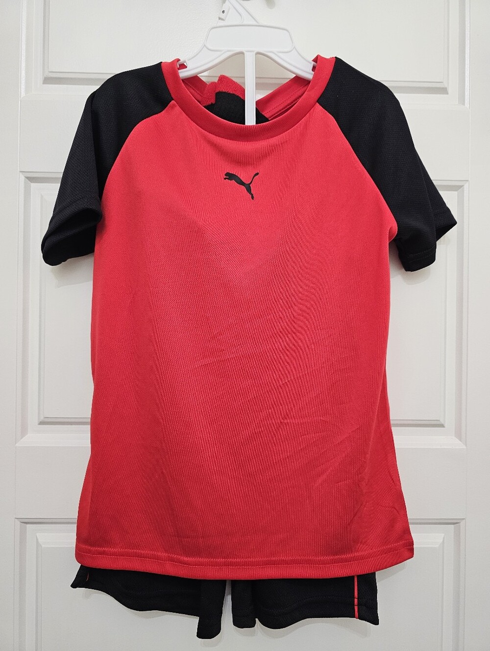 Puma Kids Red & Black Raglan Athletic Tee Set With Matching Socks Size 6.